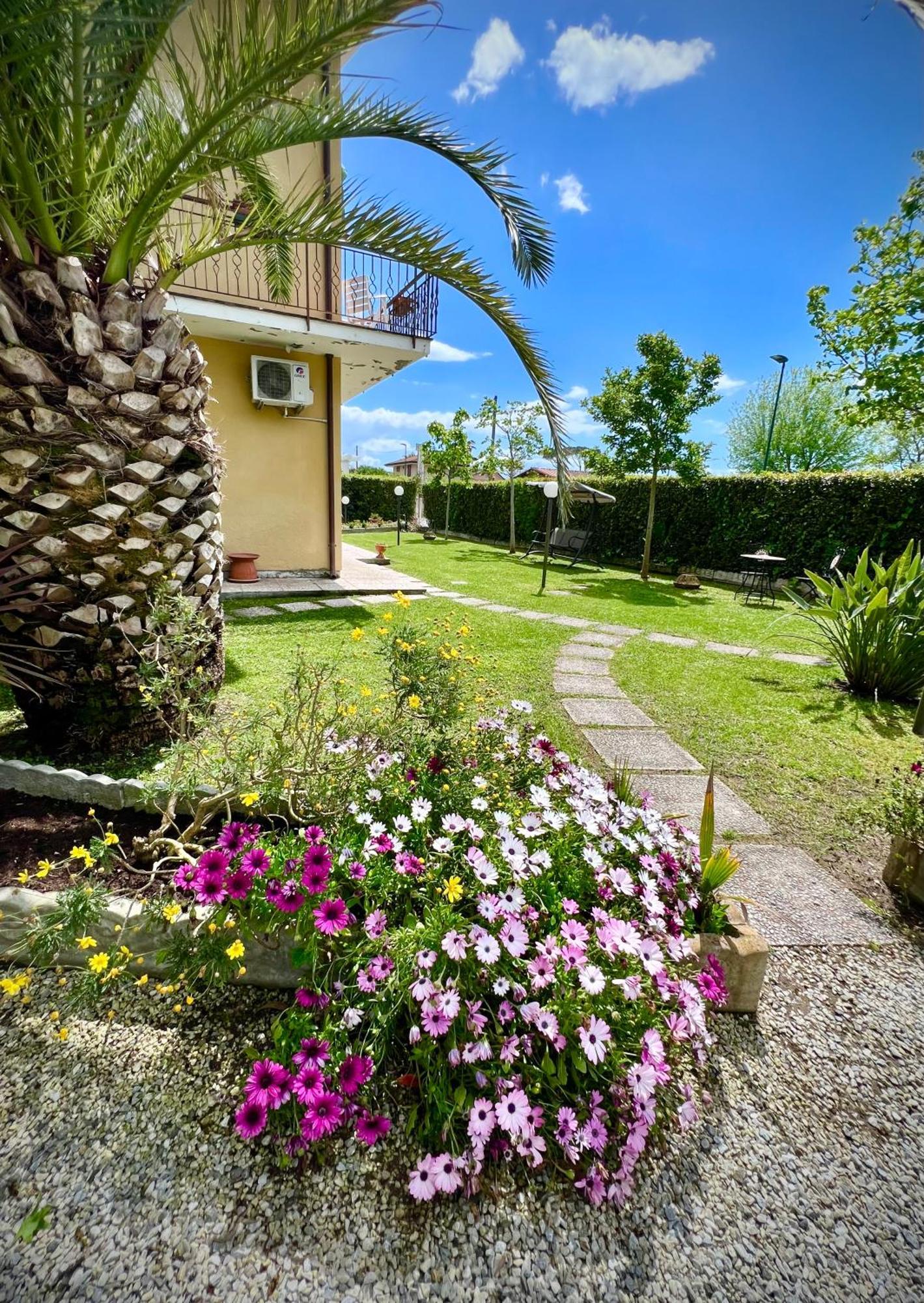 Bed&Breakfast Villa Lorena Forte dei Marmi Bagian luar foto