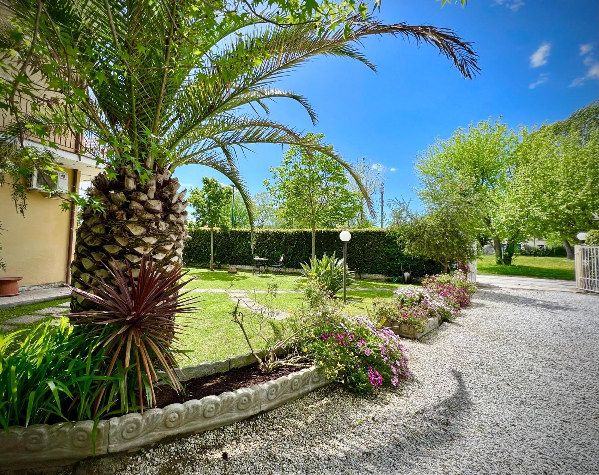 Bed&Breakfast Villa Lorena Forte dei Marmi Bagian luar foto